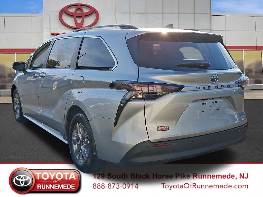 Used 2024 Toyota Sienna XLE FWD image 4