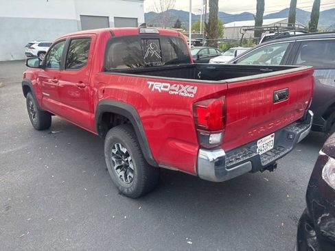 Certified 2019 Toyota Tacoma TRD Off-Road AWD/4WD image 3