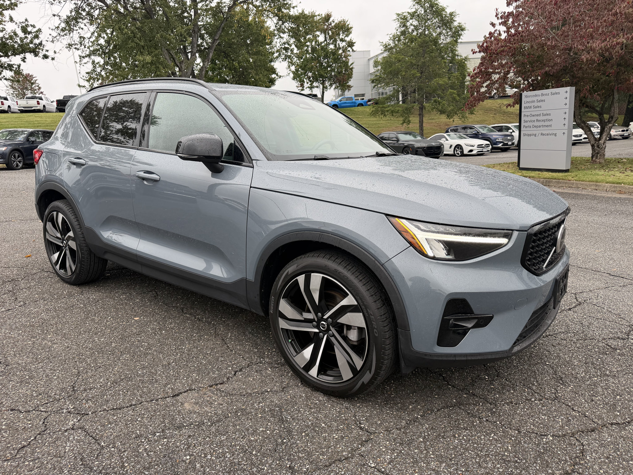 Used 2023 Volvo XC40 B5 Plus w/ Climate Package AWD/4WD image 2