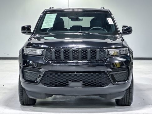 Used 2025 Jeep Grand Cherokee Altitude AWD/4WD image 5