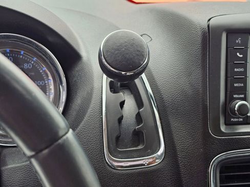 Used 2016 Chrysler Town & Country Touring image 39