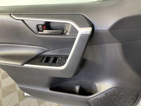 Used 2021 Toyota RAV4 LE AWD/4WD image 19