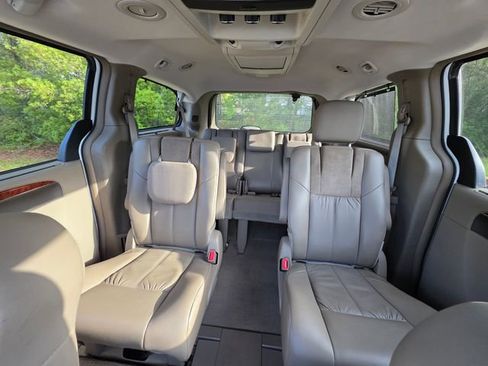 Used 2015 Chrysler Town & Country Limited Platinum image 28