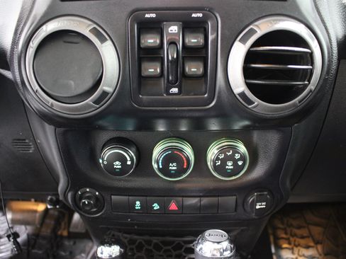 Used 2015 Jeep Wrangler Unlimited Sport w/ Quick Order Package 24S AWD/4WD image 15