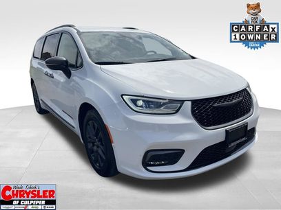 Used 2024 Chrysler Pacifica Select w/ Uconnect Theater Family Group