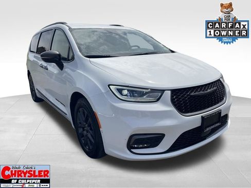 Used 2024 Chrysler Pacifica Select w/ Uconnect Theater Family Group image 1