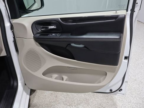 Used 2019 Dodge Grand Caravan SXT w/ Driver Convenience Group FWD image 22