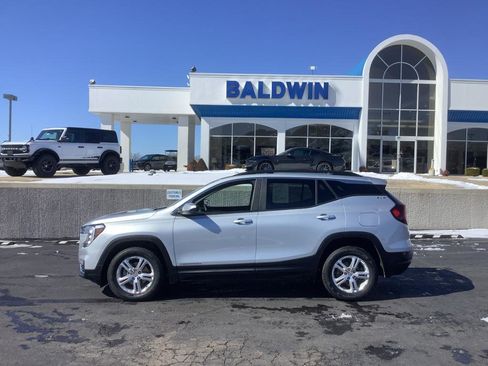 Used 2022 GMC Terrain SLE w/ Driver Convenience Package image 4