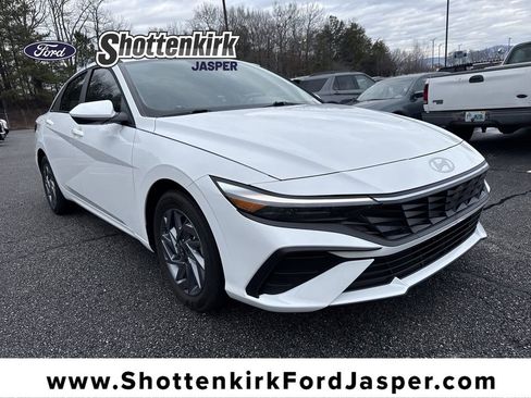 Used 2024 Hyundai Elantra SEL image 1