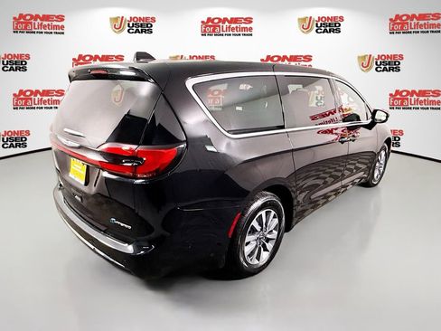 Used 2025 Chrysler Pacifica Select FWD image 15
