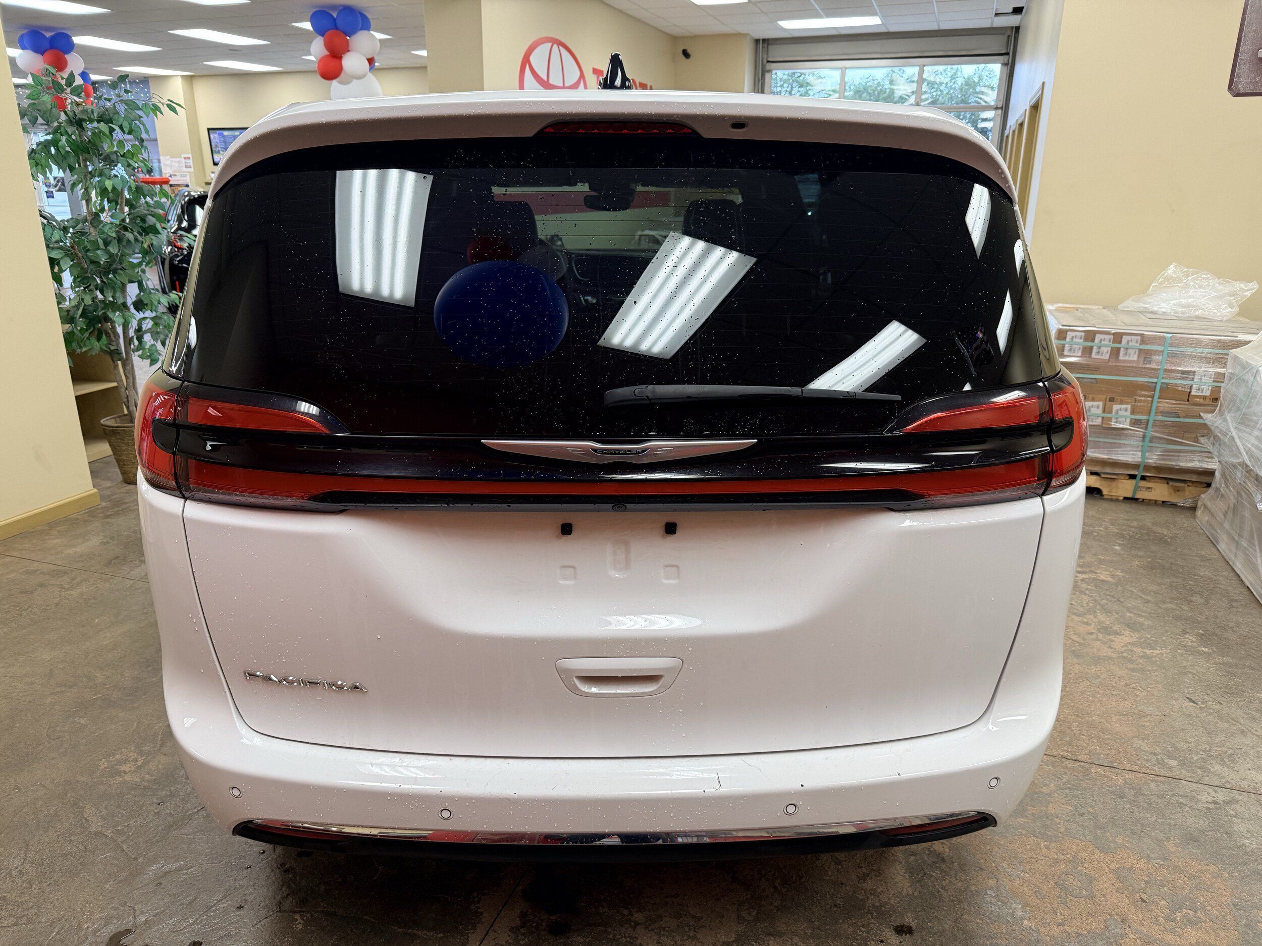 Used 2025 Chrysler Pacifica Select FWD image 12