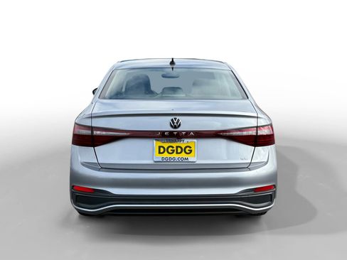 Used 2025 Volkswagen Jetta SE FWD image 4