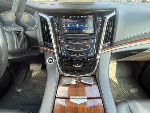 Used 2020 Cadillac Escalade Luxury AWD/4WD image 15