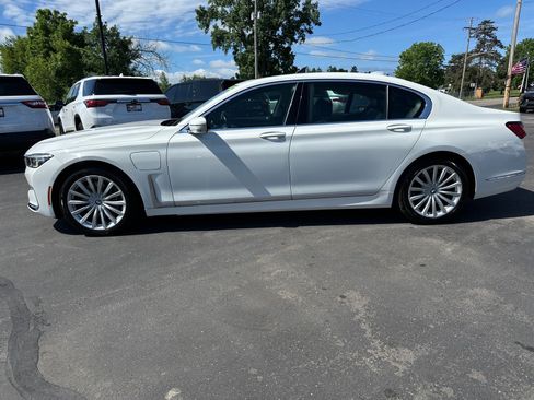 Used 2020 BMW 745e xDrive AWD/4WD image 9