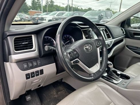 Used 2018 Toyota Highlander Limited Platinum AWD/4WD image 12