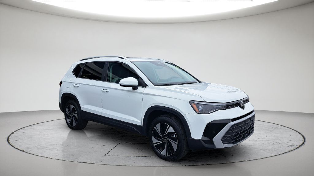 Used 2025 Volkswagen Taos SE AWD/4WD image 3