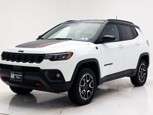 Used 2025 Jeep Compass Trailhawk AWD/4WD image 2