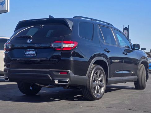 Used 2025 Honda Pilot Sport image 3