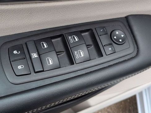 Certified 2024 Chrysler Pacifica Touring-L image 15