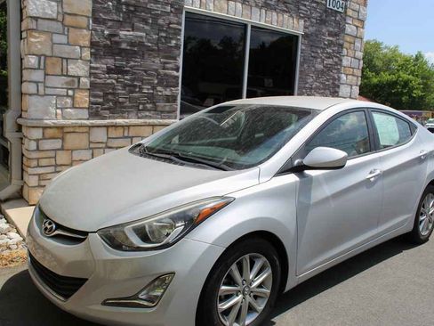 Used 2015 Hyundai Elantra SE w/ Option Group 02 FWD image 1