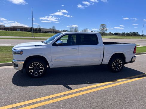 Certified 2025 RAM 1500 Laramie AWD/4WD image 8