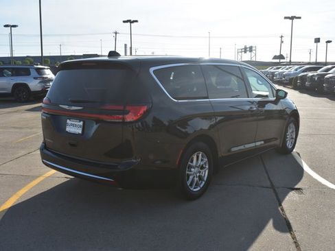 Used 2025 Chrysler Pacifica Select FWD image 5