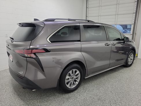 Used 2022 Toyota Sienna LE FWD image 4