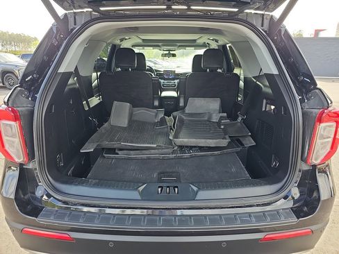 Used 2021 Ford Explorer XLT w/ Equipment Group 202A AWD/4WD image 17