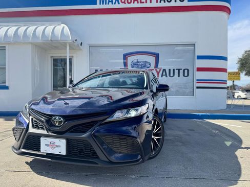 Used 2022 Toyota Camry SE image 2
