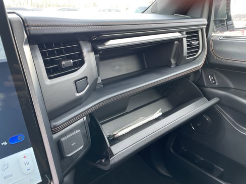 Used 2024 Ford Expedition Platinum image 31