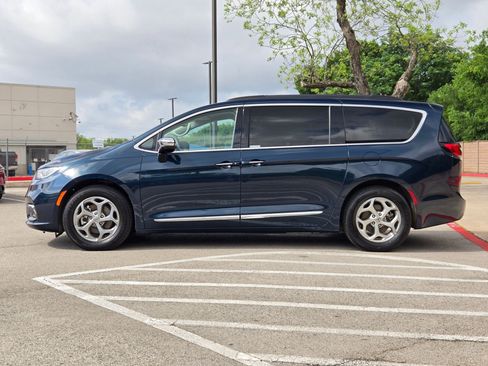 Used 2023 Chrysler Pacifica Limited FWD image 6
