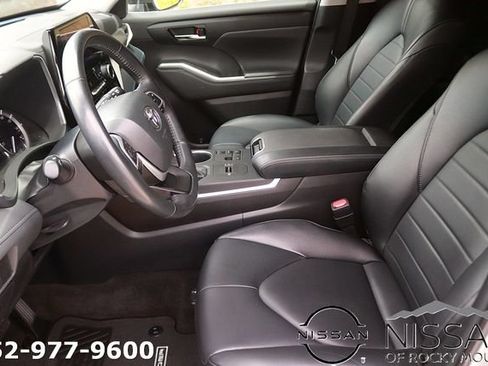 Used 2023 Toyota Highlander XLE FWD image 14