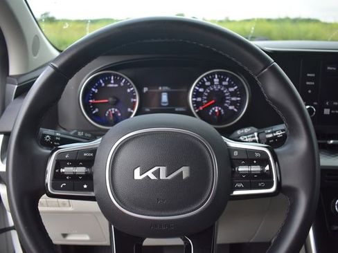Used 2024 Kia Carnival LX FWD image 27