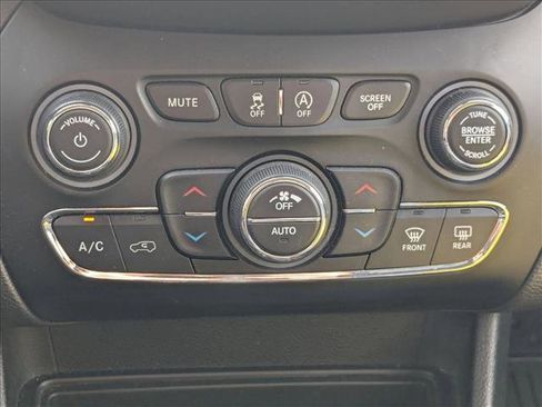 Used 2019 Jeep Cherokee Limited image 18