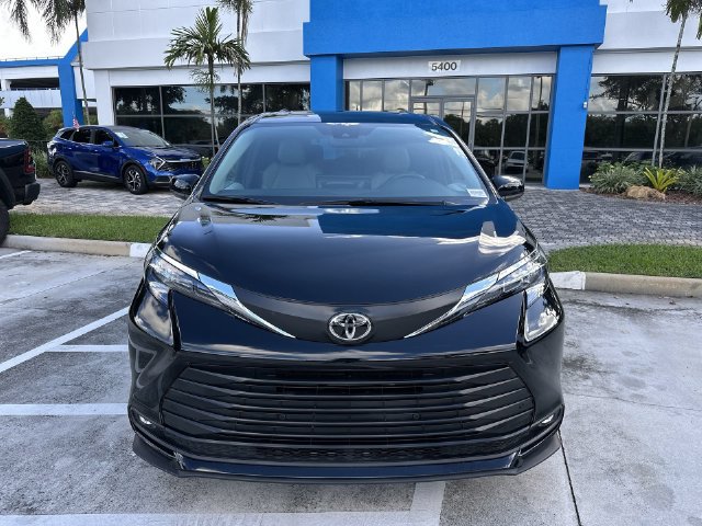Used 2026 Toyota Sienna XLE FWD image 18