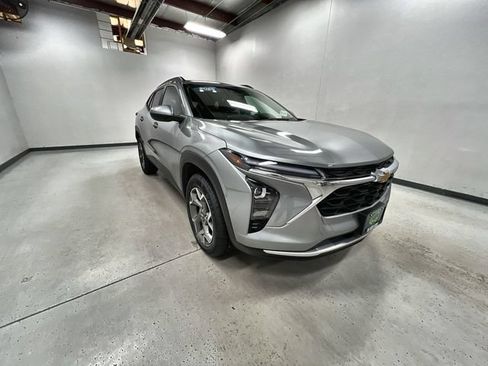 Used 2025 Chevrolet Trax LT FWD image 2