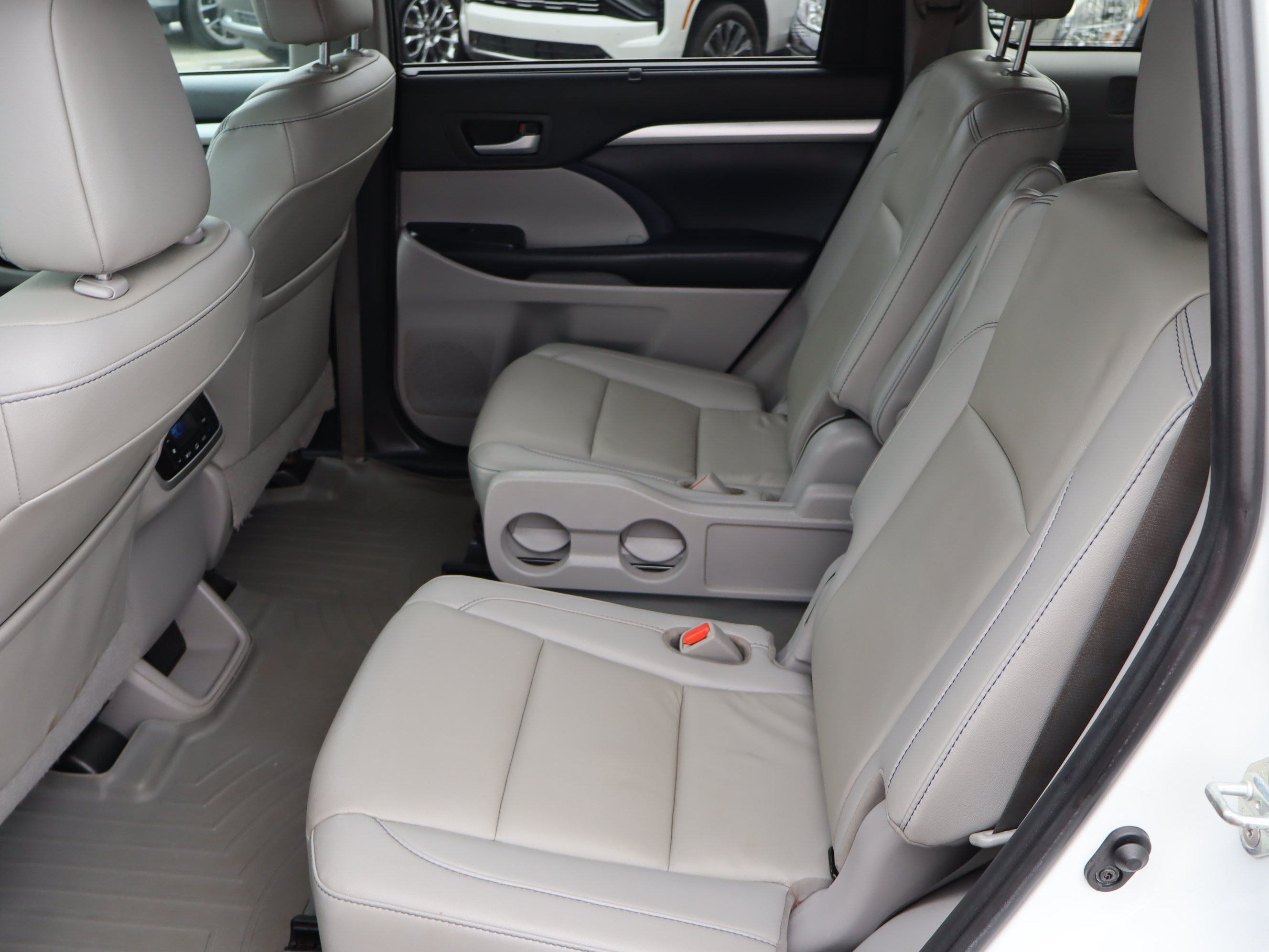 Used 2019 Toyota Highlander XLE FWD image 33