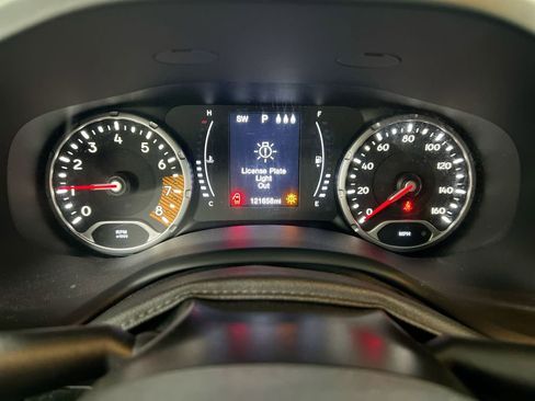 Used 2019 Jeep Renegade Latitude w/ Cold Weather Group FWD image 12