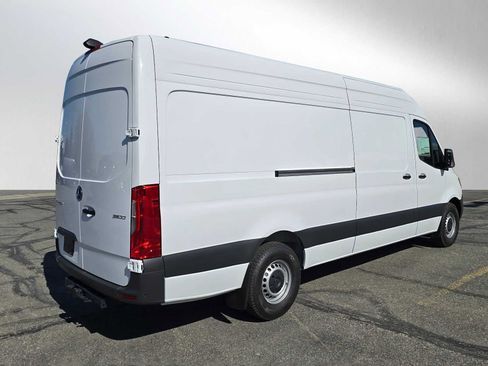 Used 2024 Mercedes-Benz Sprinter 2500 image 3