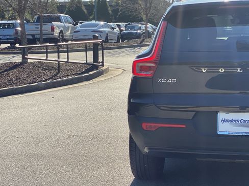 Used 2025 Volvo XC40 B5 Plus image 21