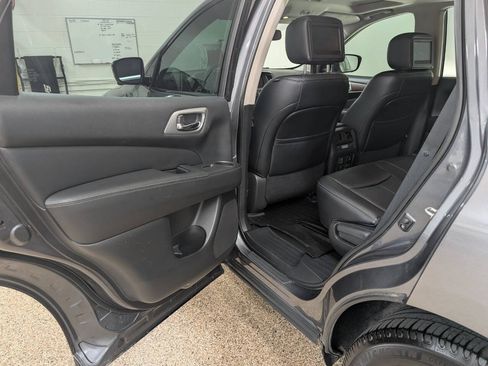 Used 2018 Nissan Pathfinder Platinum AWD/4WD image 13