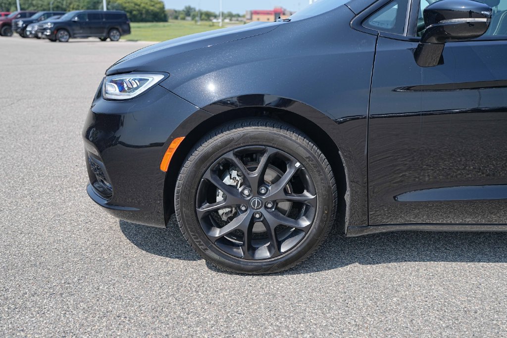 Used 2025 Chrysler Pacifica Limited FWD image 12