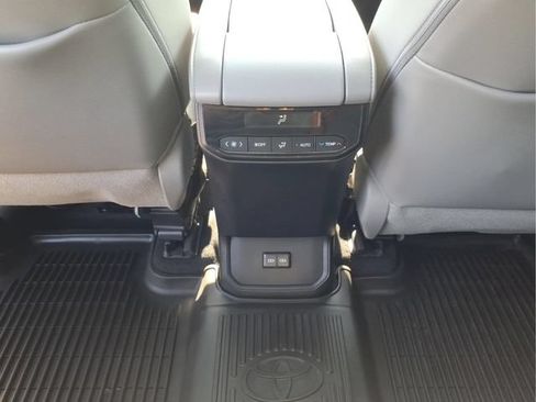 Used 2024 Toyota Highlander XLE AWD/4WD image 15