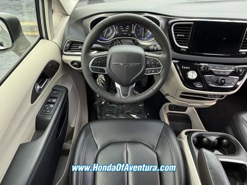 Used 2023 Chrysler Pacifica Touring-L FWD image 15