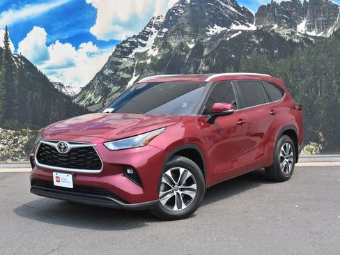 Used 2023 Toyota Highlander XLE AWD/4WD image 6