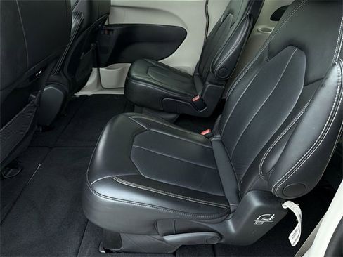 Used 2024 Chrysler Pacifica Touring-L image 20