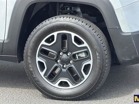 Used 2017 Jeep Renegade Trailhawk w/ Premium Trailhawk Package AWD/4WD image 36