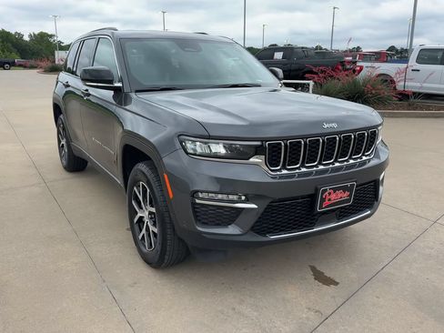 Used 2025 Jeep Grand Cherokee Limited RWD image 3
