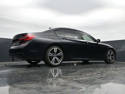 Used 2018 BMW 750i w/ Executive Package RWD image 33