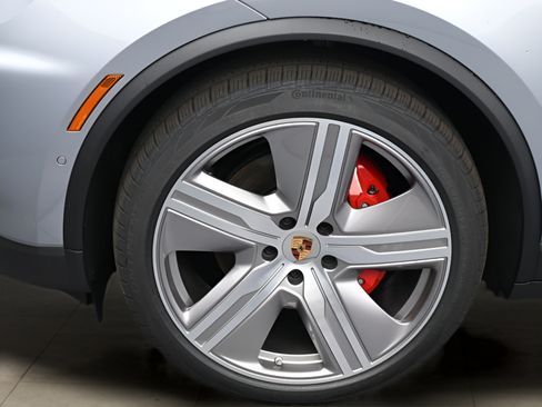 Certified 2025 Porsche Macan 4S Electric AWD/4WD image 13